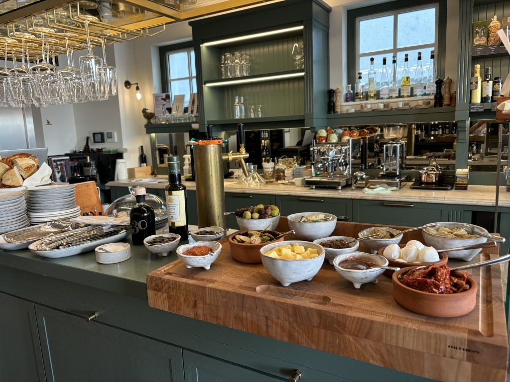 Buffet von verschiedenen Speisen in kleineren Schüsseln gefüllt, die auf einer Theke stehen,